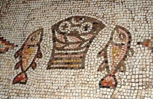 Древняя мозаика «Умножение хлебов и рыб». Святая Земля