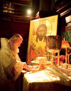 Святейший Патриарх Кирилл совершает Проскомидию