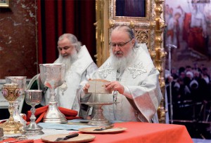 Святейший Патриарх Московский и всея Руси Кирилл совершает Божественную Литургию